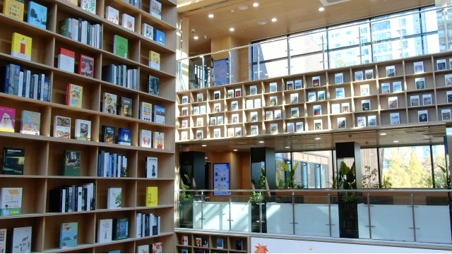 송도국제도서관이 개관 2주일 만에 방문객 수 5만 명을 돌파하며 인천의 대표 문화 공간으로 발돋움하고 있다